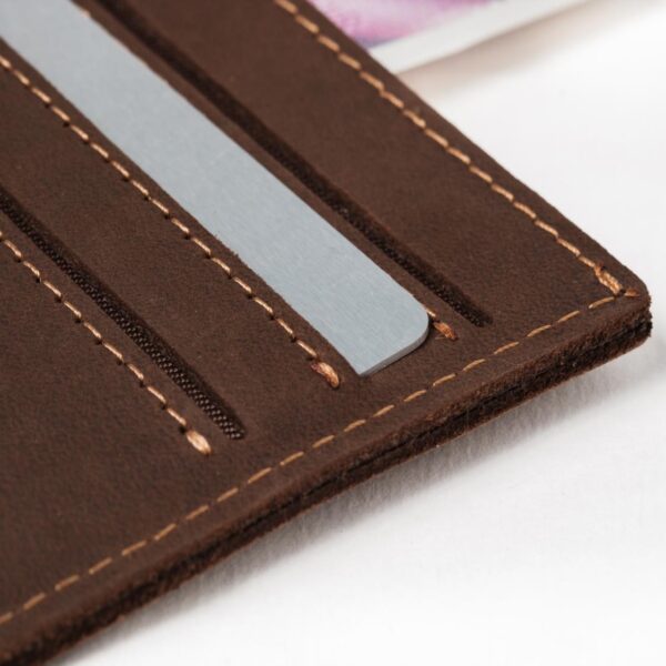 Guy's slim wallet